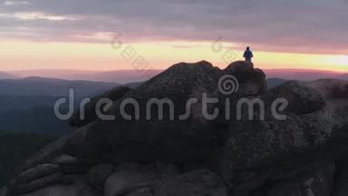 无人机拍摄的孤独男子<strong>站在山顶</strong>欣赏日落